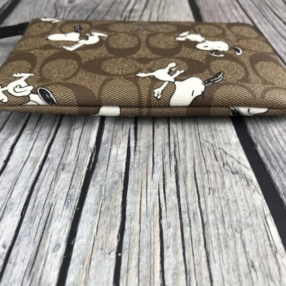 Coach X Peanuts Corner Zip Wristlet Wallet With Snoopy & Woodstock - Picture 4 of 8